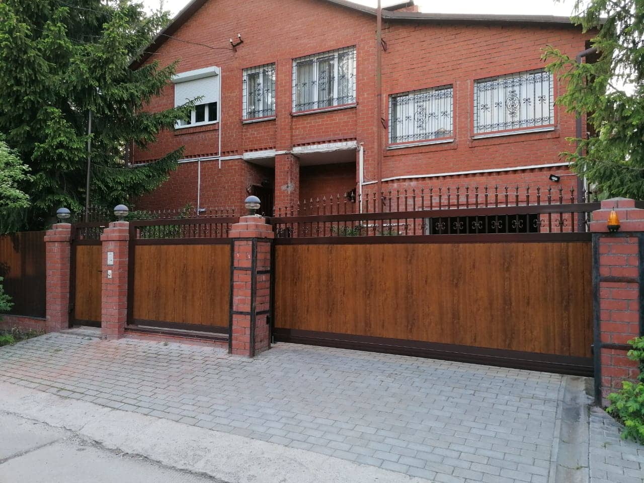 Уличные ворота DoorHan в Якутске с установкой