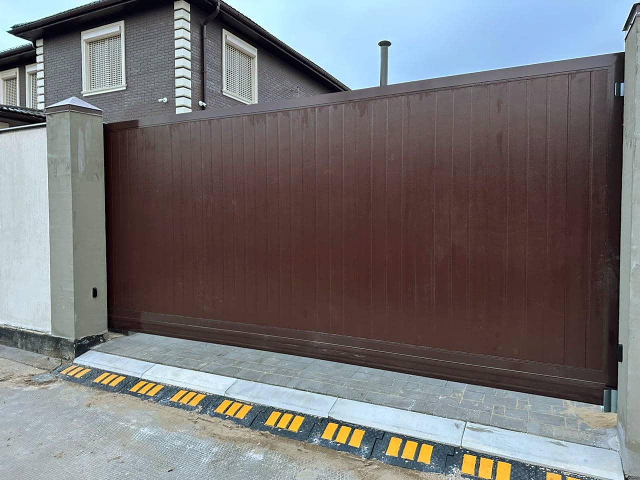 Уличные ворота DoorHan в Якутске с установкой